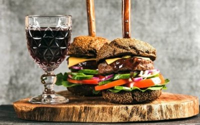 Quel vin avec burger ? Les meilleurs vins pour accompagner un burger